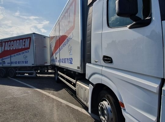 Photo d'un de nos camions avec remorque pour vos déménagements groupés en Seine-et-Marne